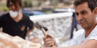 To τηνιακό μάρμαρο γίνεται έργο τέχνης