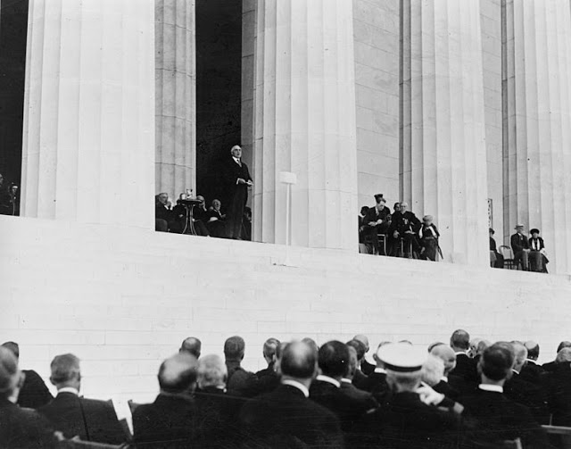 Ο Πρόεδρος των ΗΠΑ Γουώρεν Χάρντινγκ εκφωνεί ομιλία κατά τα εγκαίνια του Μνημείου στις 30 Μαΐου 1922