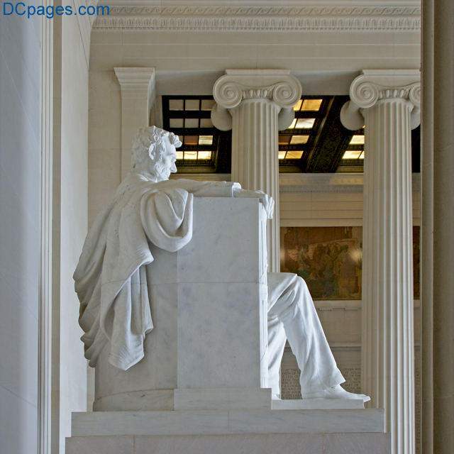 Το εσωτερικό του Μνημείου με το άγαλμα του καθιστού Λίνκολν. Οι κίονες του εσωτερικού είναι ιωνικού ρυθμού