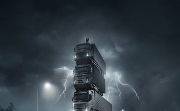 Volvo lancia quattro nuovi camion, impilandoli in una torre e posizionandovi sopra il presidente dell’azienda in un film spettacolare