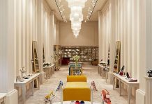 The marble dominates in the new luxury store of Manolo Blanik in New York