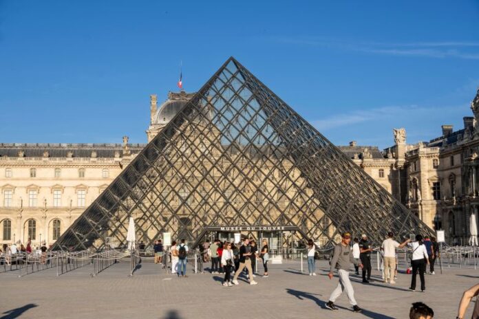 vecteezy_the-louvre-on-the-right-bank-of-the-seine-in-paris_48007559